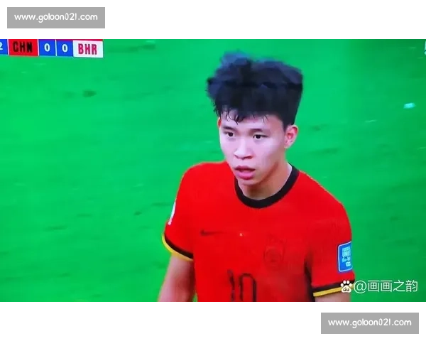 替补席难安！王钰栋半场边指挥边候命